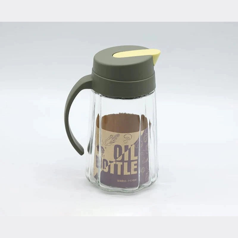 Automatic opening and closing oil container