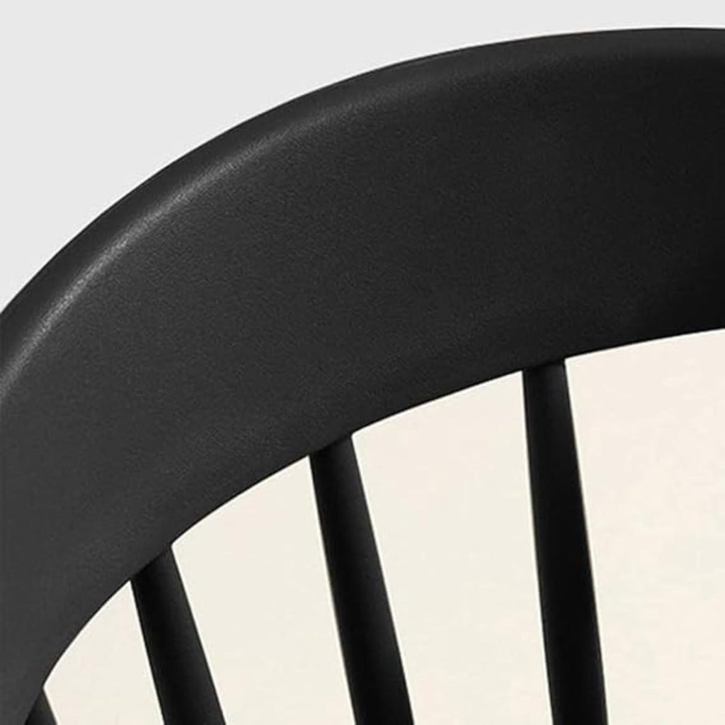 Black Dining Chairs – Modern Design with Curved Backrest and Sturdy Legs for Comfortable Seating in Dining Rooms, Kitchens, and Offices.